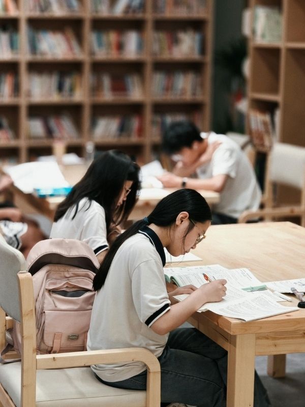 AC Members - Study Abroad - Size 600 x 800 px 03
